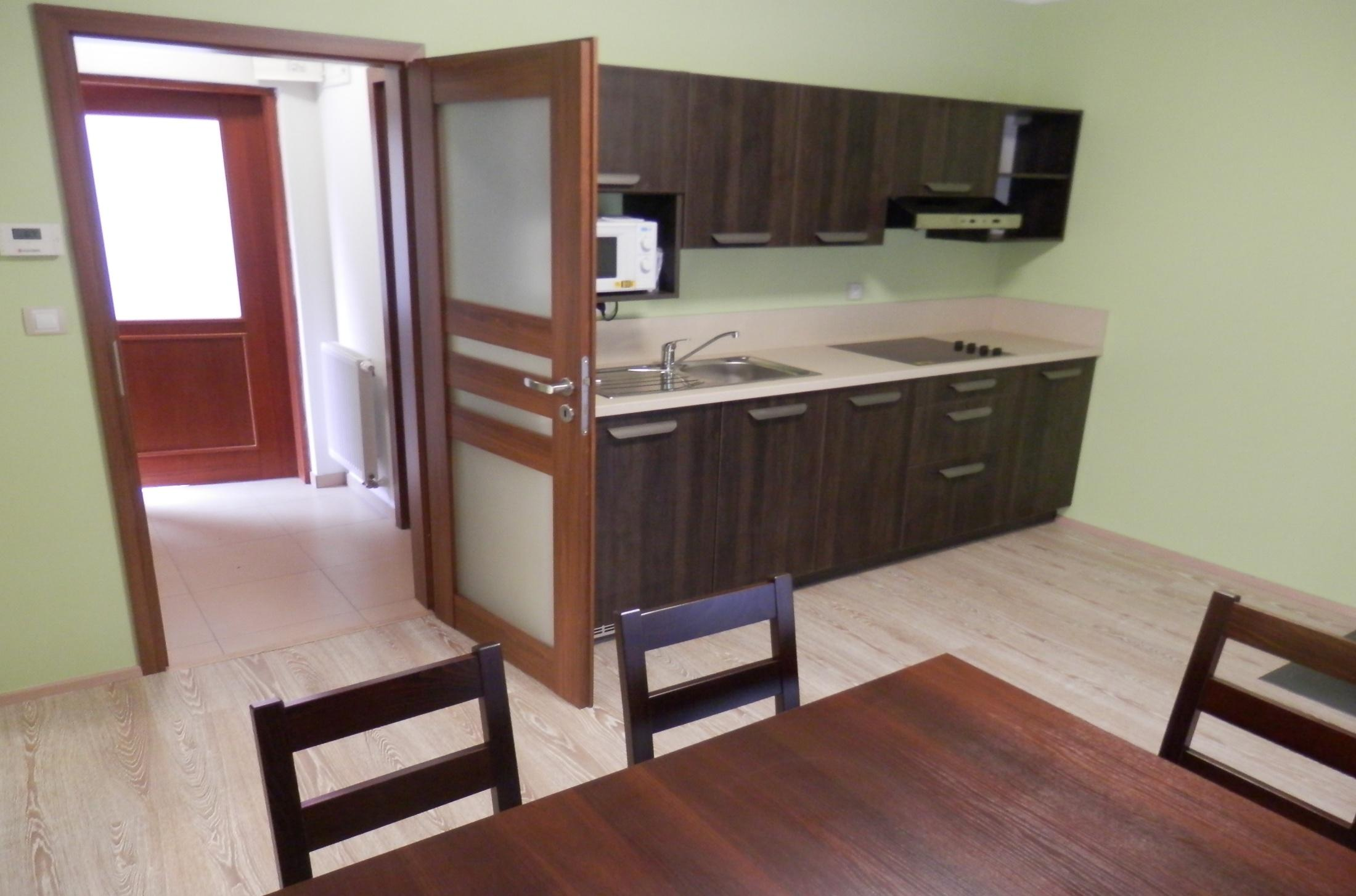 Možnost ubytování v samostatných chatách Apartmánové chaty jsou vybaveny dvěma ložnicemi, koupelnou se sprchovým koutem, obývacím pokojem s