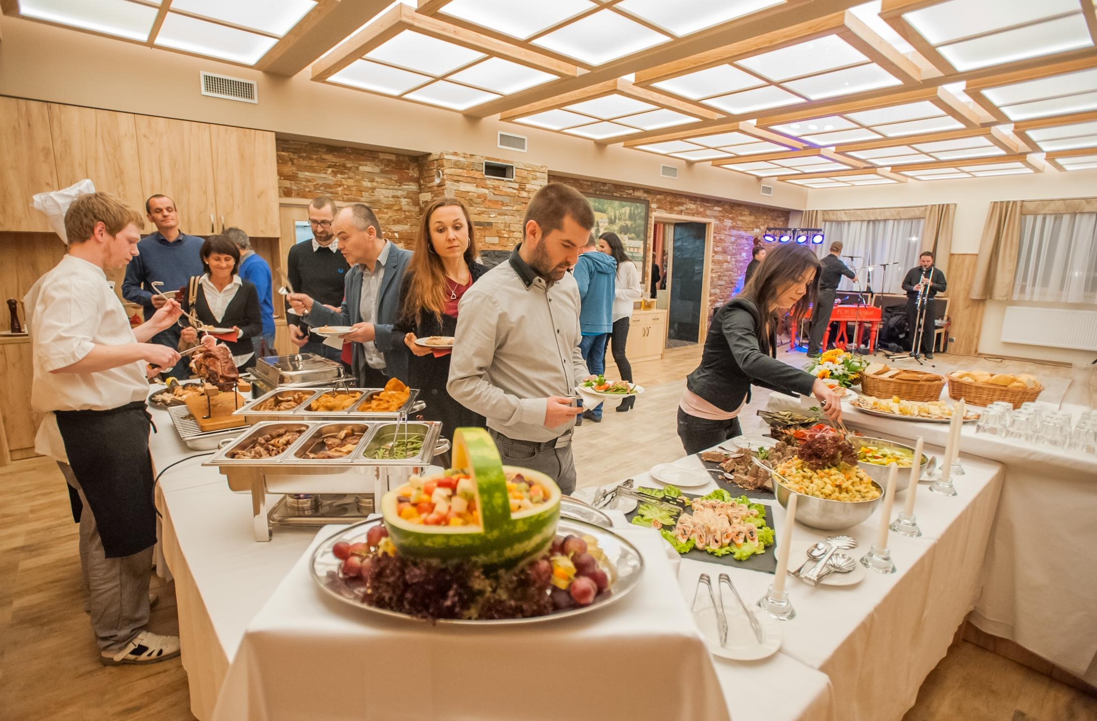 Prostorná restaurace, výtečná kuchyně Coffeebreaky, degustační večeře, rautové