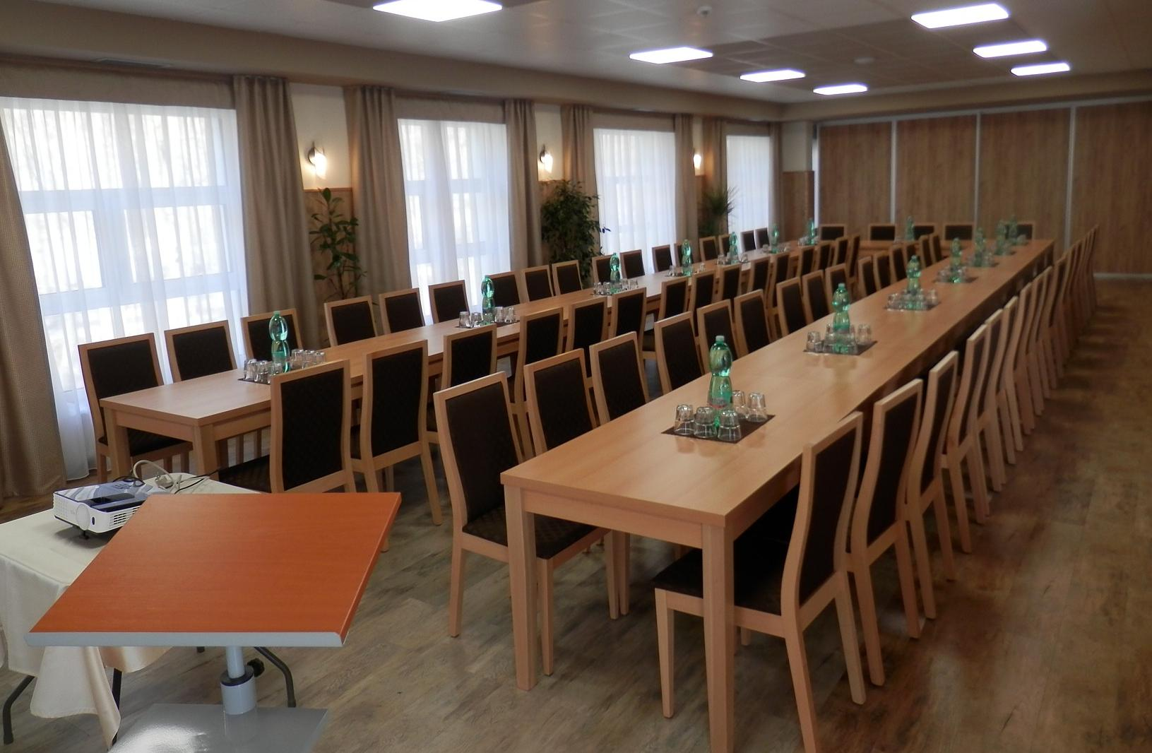 Velký přednáškový sál, variabilita řešení Divadelní uspořádání Konferenční uspořádání Uspořádání
