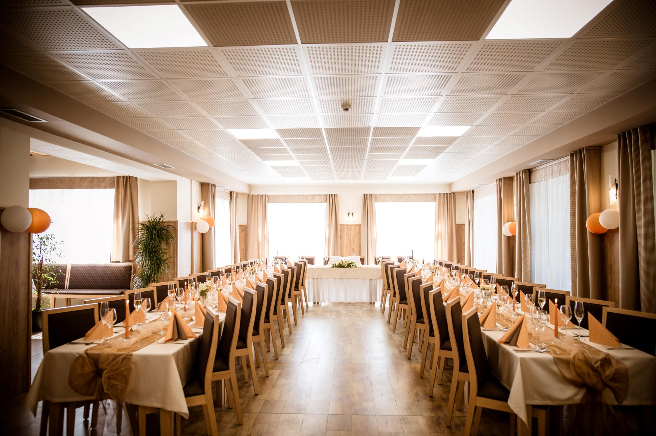 Prostorná restaurace, svatba na míru Svatební
