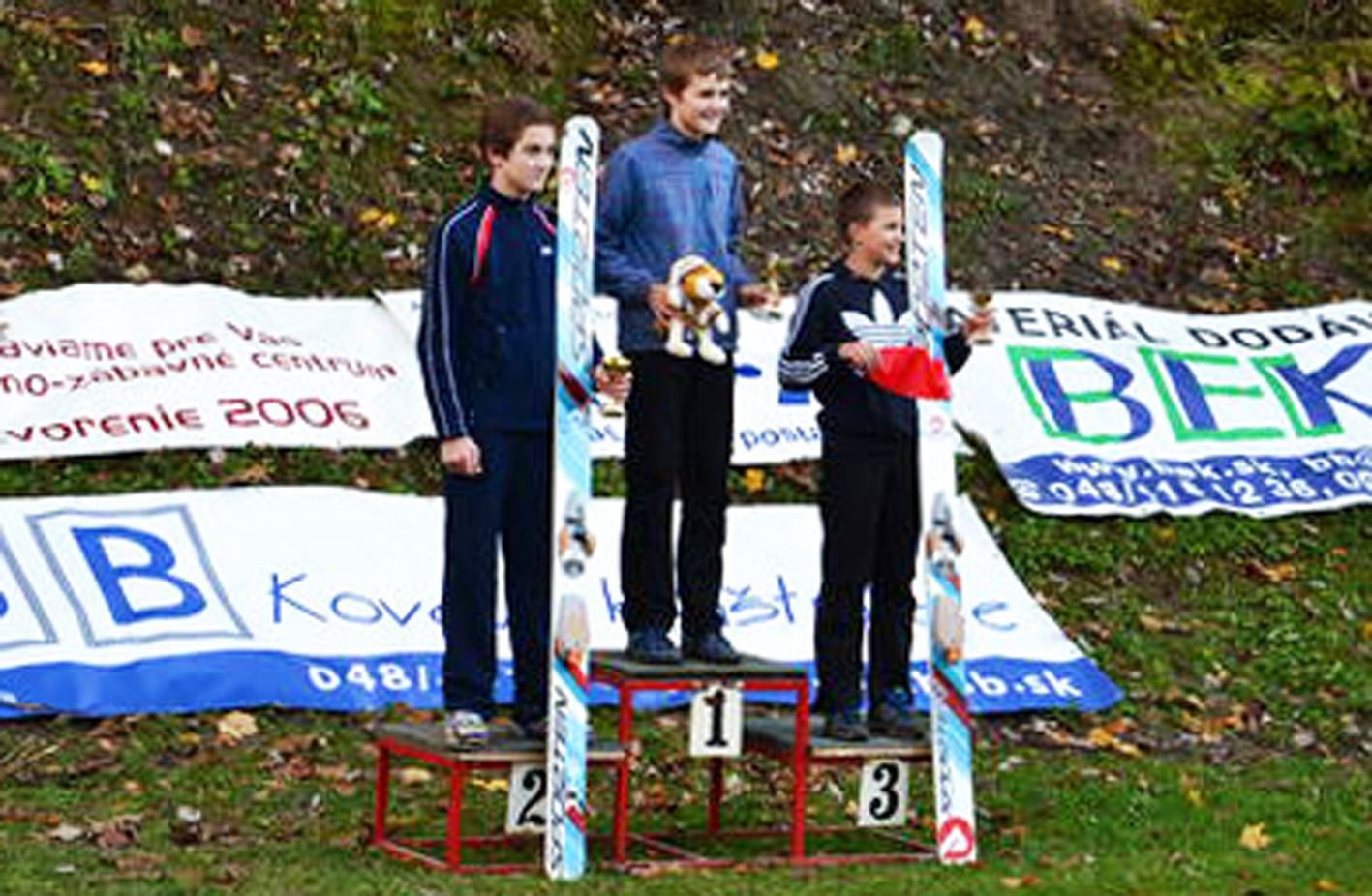 Simonou WEINLICHOVOU z SK Ještěd Liberec (139,6 b., 30+27 m) a domácí skokankou 3. Viktórií ŠIDLOVOU z pořádajícího klubu ŠK Kartík Banská Bystrica (117,2 b., 26+27 m).