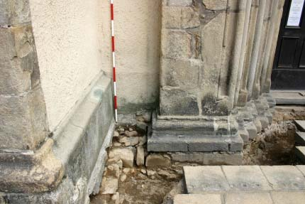 fragmenty cihel, 90% kámen, pojeno světle béžovou vápennou maltou). Pravděpodobně se jednalo o další, v tomto případě starší hrobku (Merta 2009e). Jemnice (Okr. Třebíč), kostel sv.