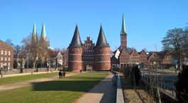 co kde kdy LÜBECK: MĚSTO THOMASE MANNA A GÜNTERA GRASSE Severoněmecký Lübeck je nejen malebné přístavní hanzovní město sedmi věží, jež tvoří jeho historickou siluetu, s řadou středověkých domů a