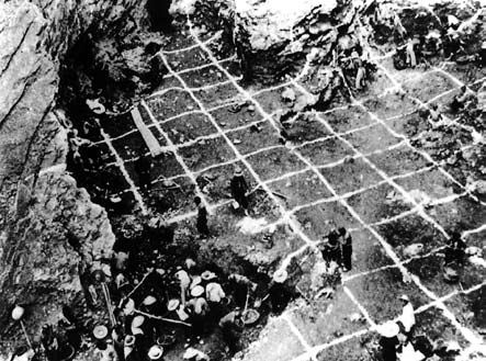 9 Archeologický výzkum paleolitického sídliště člověka typu Homo erectus (známého též pod staršími názvy Sinanthropus pekinensis nebo Homo erectus pekinensis) z doby před více než půl milionem let na