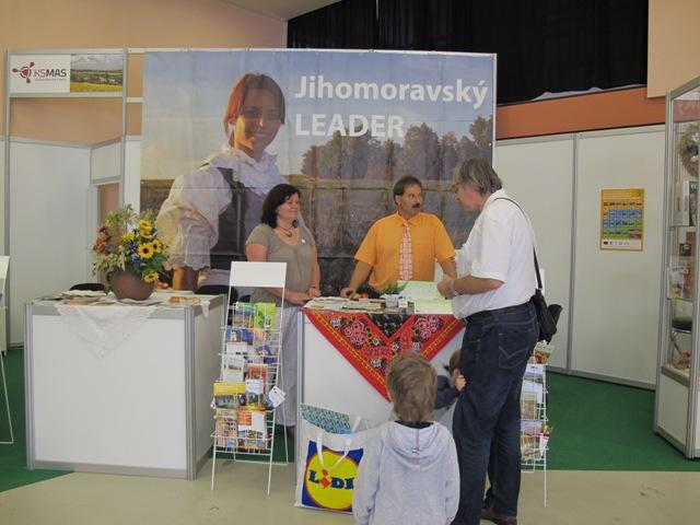 prostřednictvím MAS prezentována jablka z Lysic a pečivo z Benešova. Regionální výrobky a produkty bylo možné si prohlédnout či zakoupit před pavilonem na stáncích jednotlivých prodejců. 2.