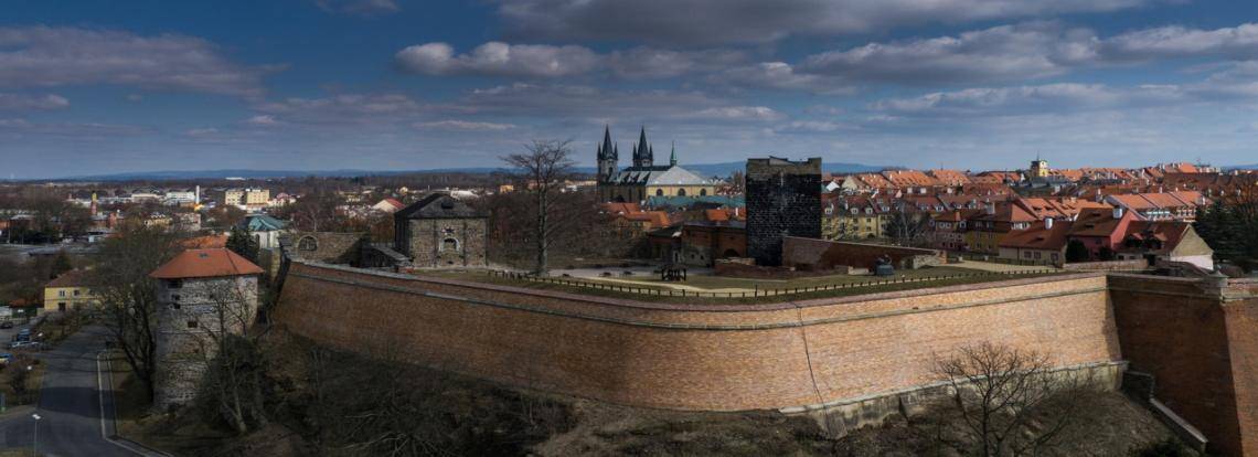 Barevné hrázděné domy protíná asi 160 centimetrů široká Kramářská ulička. Celý komplex vznikal od 13.