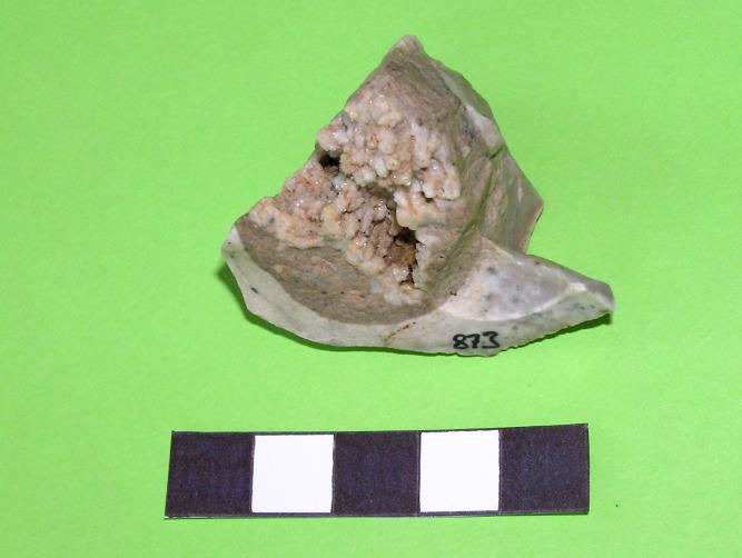 Zajímavý je nález IČ 873 (obrázek 7). Jedná se moţná o reziduum nebo fragment jádra, uvnitř kterého se po rozštípnutí objevila geoda, dutina s mnoţstvím drobných třpytivých krystalků bílé barvy.