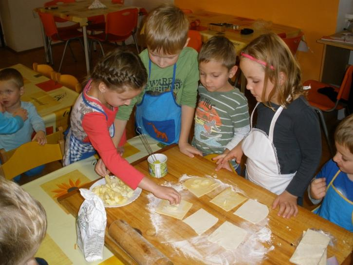 Ze života mateřské školy Dny, týdny, rychle uběhly a už tu máme zase prosinec a s ním opět přichází ten kouzelný čas vánoční. Letošní podzim nám opravdu dopřál krásné a opět teplé počasí.