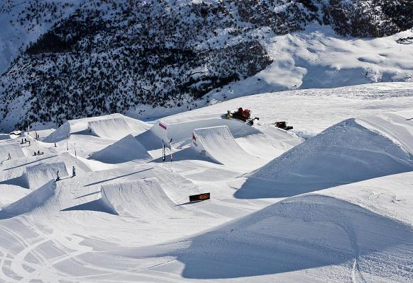 Obr. č. 4 Snowpark 1.3.1. Základní dovednosti Mezi základní dovednosti patří několik důleţitých prvků, které musíme zvládnout ještě předtím, neţ se pustíme do těţších dovedností a to do skoků a U-rampy.