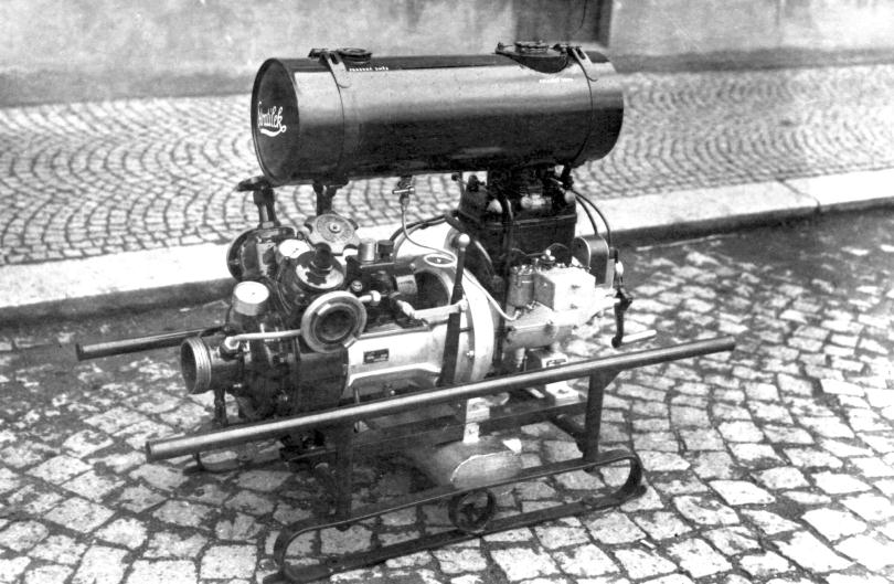 Únor 1948 mění zásadně výrobní a vlastnické vztahy v továrně. Václav a Vlastimil musí z podniku, který léta společně budovali odejít.