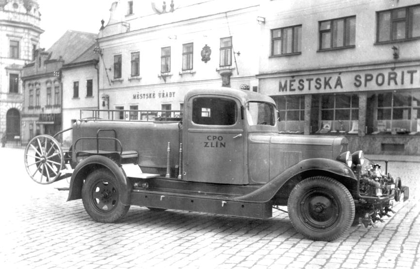 Vlastimil nemůţe najít za-městnání, aţ po čase Dvoukolové motorové stříkačky připravené k expedici.