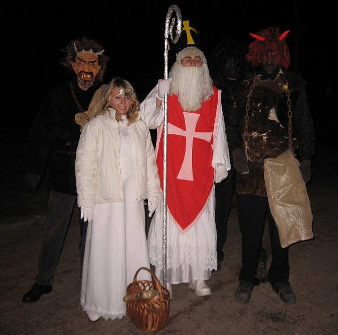 Čerti V pátek 5. prosince 2008 chodil po vesnici Mikuláš s čerty a andělem.