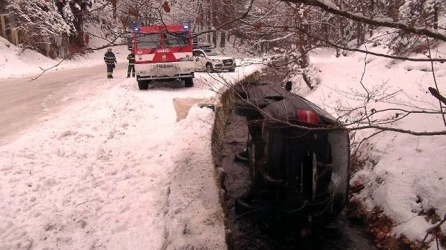 Z èinnosti hasièù Auto skonèilo na boku v korytì potoka Jednotka dobrovolných hasièù Høensko vyjela v úterý 24.