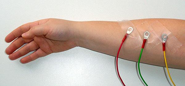 POSTUP ÚLOHY 1: Polyelektromyogram svalů předloktí 1. Nastavení elektrod: Testovaný student si vyhrne rukáv a volně položí předloktí na pracovní stůl.