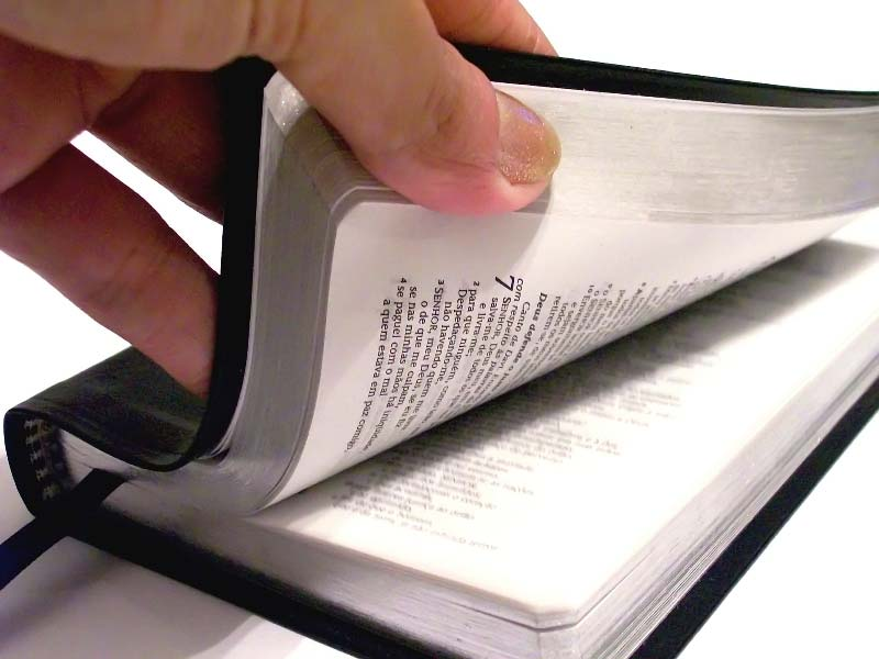 Bible pro, ne proti Jsem naprosto přesvědčen, že když Bůh vedl lidi k sepsání Jeho Slova, nechtěl knihu, která bude zaměřená proti lidem, ale naopak.