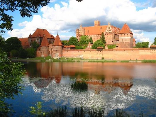 Pozoruhodnosti severného Poľska Elblagský kanál hrad Malbork Gdaňsk - Sopoty Atraktívny výlet vyhliadkovou loďou po jazerách, kanáloch i po koľajniciach.