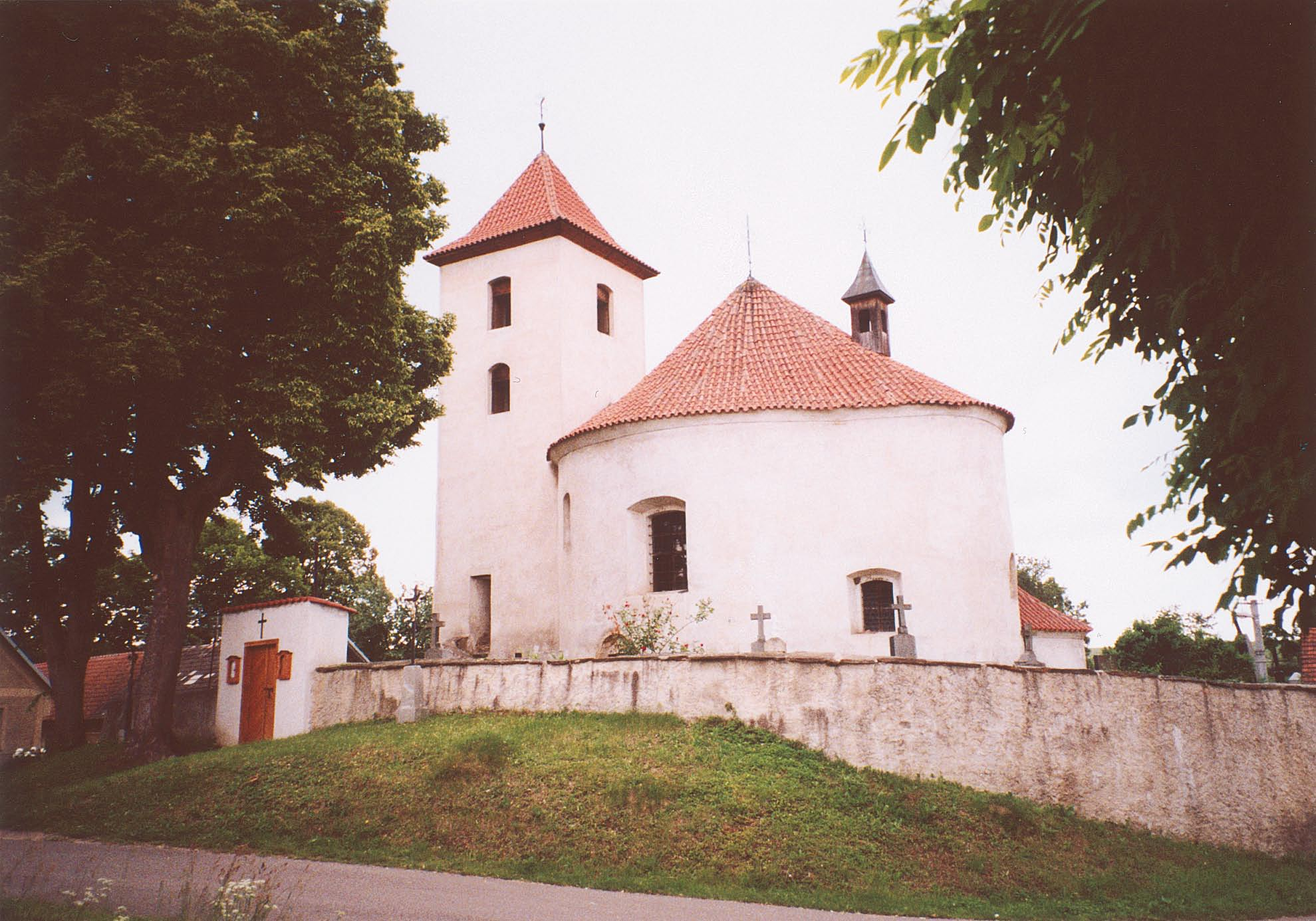 31. Románský kostelík sv. Václava v Libouni. 32.