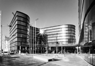 designu nabývají i trojrozměrné podoby prostřednictvím firemní architektury, a to jednak