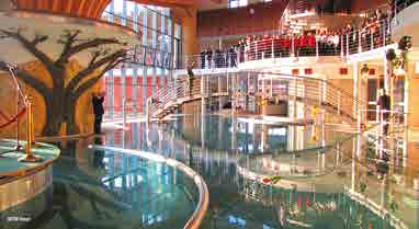 TERMÁLNÍ KOUPALIŠTĚ V letní sezóně jsou na venkovním termálním koupališti o rozloze 12 ha v provozu tři klidové sedací termální bazény (30 40 C), plavecký bazén, relaxační a ochlazovací bazény,