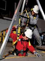 Ochranné prostředky proti pádu z výšky Osobní ochranné vybavení proti pádu z výšky využívá mnoho pracovníků v mnoha průmyslových odvětvích.