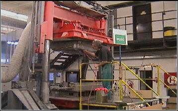 BATTENFELD další z zařízení určené pro výrobu technologií RIM; zařízení stejně jako ostatní poháněno hydraulicky; umoţňuje natáčení formy okolo svých os - zařízení je moţno při vstřikování
