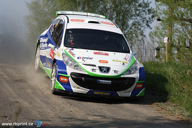 Třetí sprint Rally Krkonoše poznamenalo proměnlivé počasí a pneumatiková loterie. Jak jste se s ní vypořádali? Bohužel jsme gumy nezvolili dobře ani jednou.