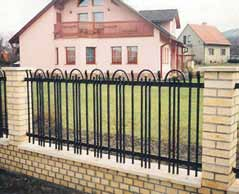 Jaký plot vybrat? Ozdobný z kovu Je trvanlivý, pokud ho budete pravidelně natírat, je pěkný, pokud harmonizuje s domem, a poměrně bezpečný, pokud je vysoký a zakončený bodci.
