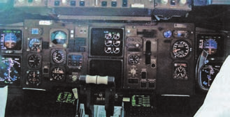 PILOTNÍ KABINA Střední přístrojový