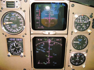 PILOTNÍ KABINA Nalevo od umělého horizontu je rychloměr (ASI). Jak napovídá název, ukazuje pilotům rychlost letadla vůči okolnímu vzduchu.
