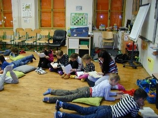 NOC S KNIŽNÍM HRDINOU, 7. dubna 2016 Ty v té škole snad i spíš? - Takhle nějak byste se mohli některých našich žáků prvního stupně z legrace ptát, ale je to pravda V noci ze čtvrtka 7.
