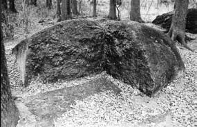 Částečně odtěžený žulový balvan u Voděrad. V průběhu staletí zmizely z české krajiny tisíce volných kamenů a skalek.