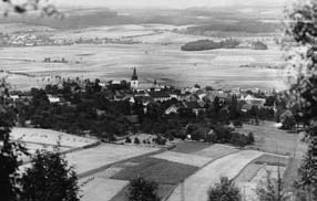 Charakteristickým rysem evropské krajiny byl náhlý kontrast mezi sídlem a krajinou. Vesnice Mlázovice na pohledu ze 30. let 20.