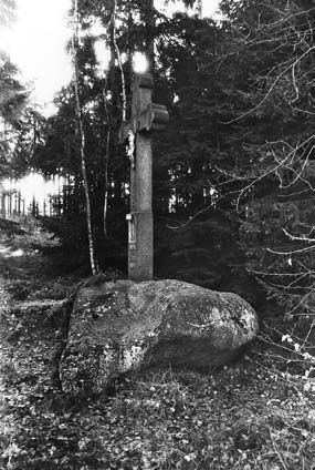 Na okraji areálu uranové šachty na Bytízu u Příbrami stojí žulový kámen sv.