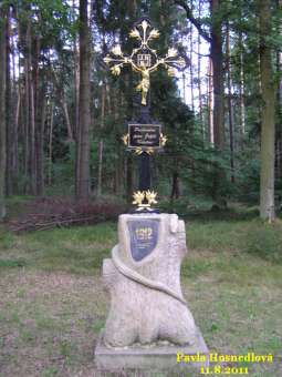 Kovový kříž se nachází na cestě z Třeboně na Jindřichův Hradec, hned za přeložkou v příkopě. Je zde od roku 1912, ale kvůli špatnému stavu byl v roce 2008 opraven.