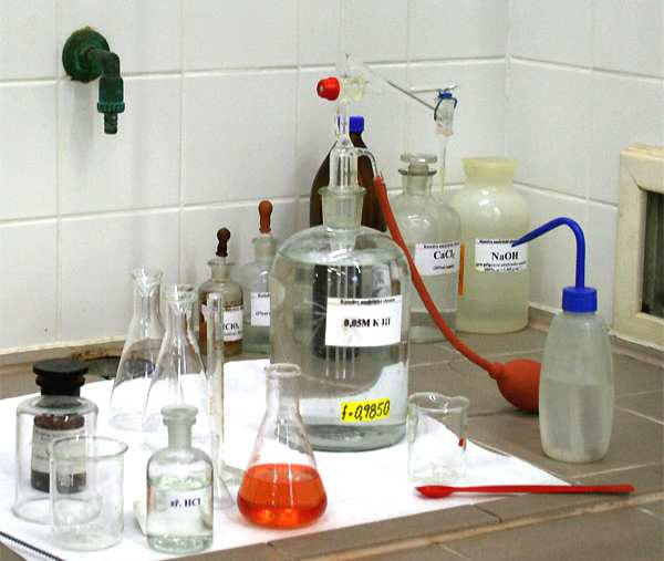 Reagencie 25% kyselina chlorovodíková HCl 0,05 mol dm 3 odměrný roztok EDTA pevný urotropin xylenolová oranž Směs s NaNO 3 v poměru l:100.