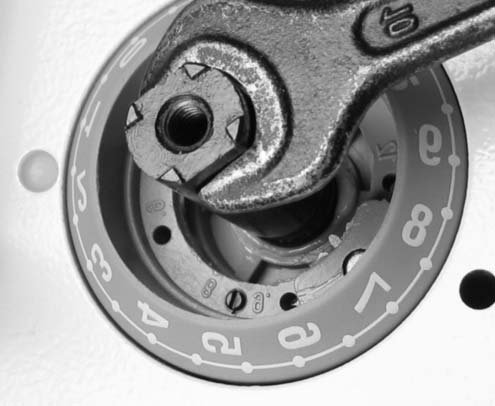 2 Spodní podávání 2.1 Mechanismus nastavování délky stehu : 1. Při nastavení nulové délky stehu má být zpátkovací mechanismus při stlačení zpátkovací páky bez pohybu nebo má mít nepatrný mrtvý chod.
