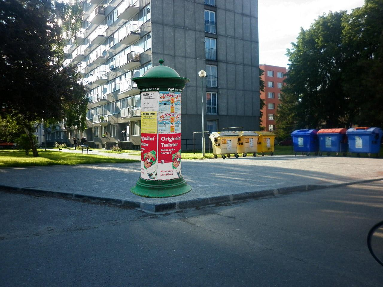 autobusové zastávky. Umístěna v travnatém páse vedle přístřešku zastávky. 10. ul.