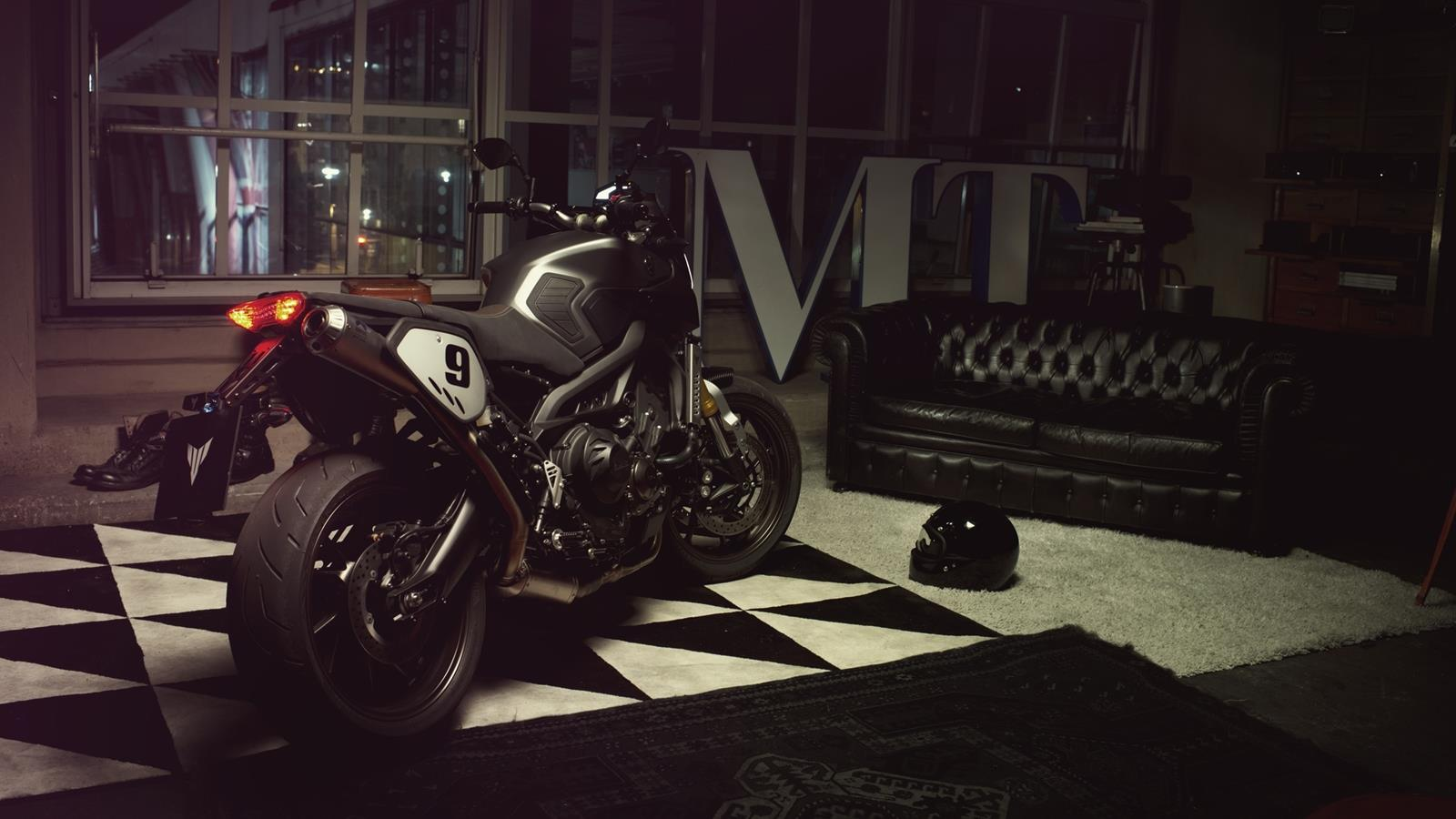 Silniční motocykl nové generace Sport Tracker je důmyslně zdokonalenou verzí modelu MT-09 pro jezdce, kteří nestojí o kompromisy v oblasti špičkového výkonu a kultovního designu.