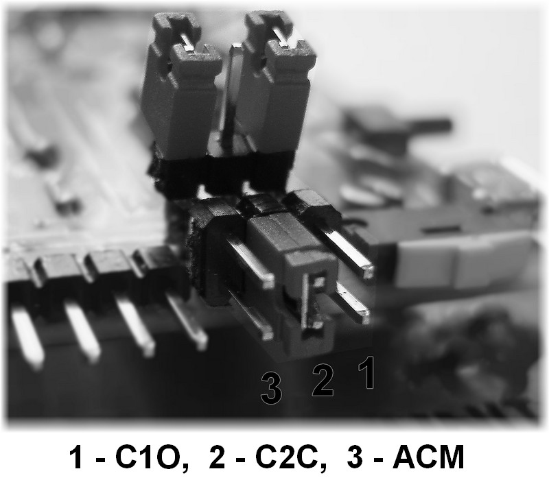 4.10 Povolení senzorů Pro povolení drátových okruhů nebo i otřesového čidla je senzorová jednotka vybavena dvouřadým konektorem s třemi piny v jedné řadě, viz obr. 6.