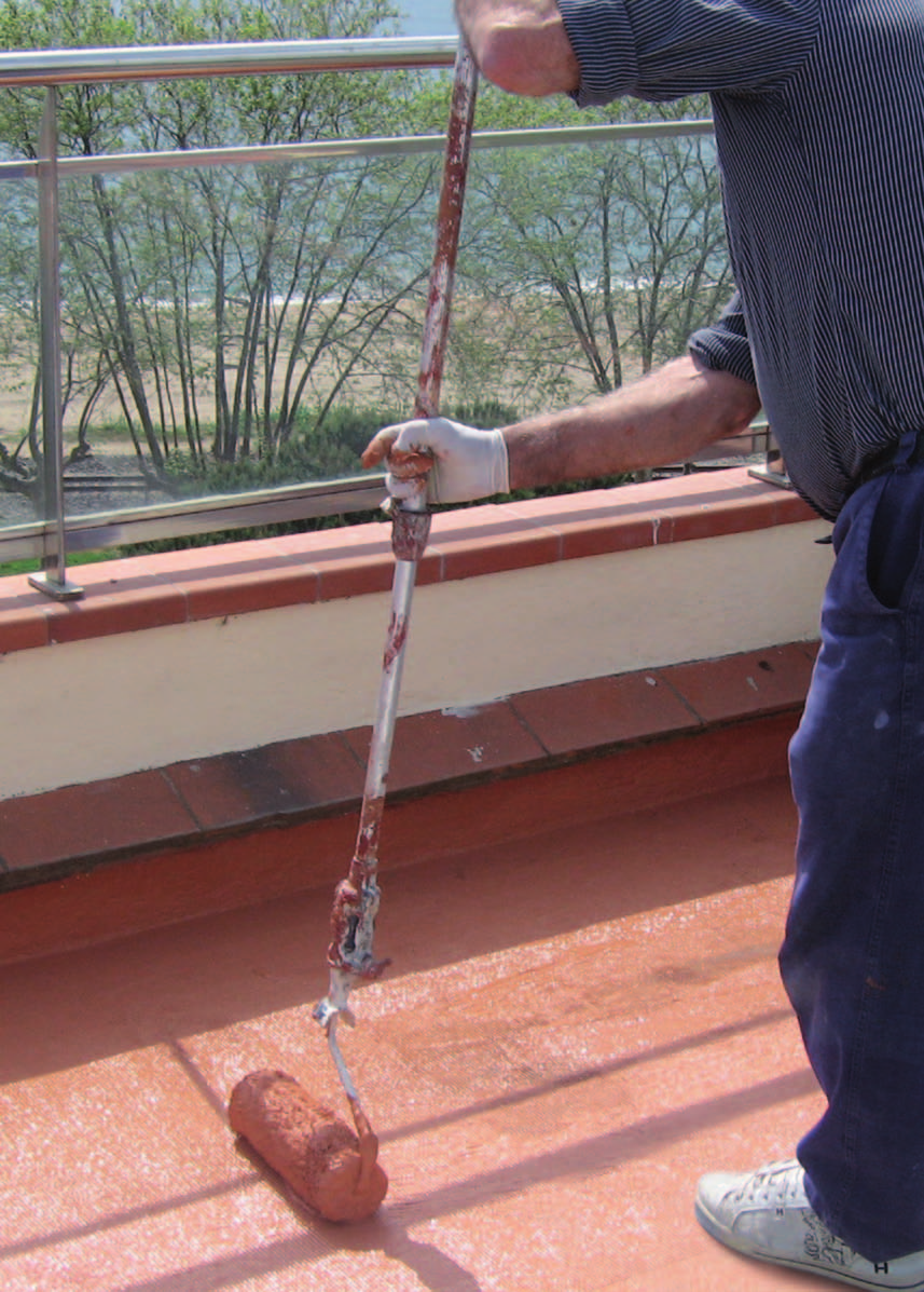 Aquaflex Roof Pružná tekutá membrána s obsahem vláken, určená k okamžitému použití, na pohledovou hydroizolaci povrchů v exteriéru a na asfaltové střechy. Nanáší se ve dvou rovnoměrných vrstvách (max.