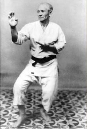 SEIKO HIGA (8. 1. 1898-16. 4. 1966) Narodil sa 8.1.1898 a zomrel ako 68 ročný 16.4.1966. V roku 1912 ako 14-ročný začal trénovať u Kanrya Higashionnu, u ktorého sa učil aj Juhatsu Kyoda (1902-1915) a Chojun Miyagi (1902-1914).