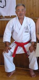SEITOKU MATAYOSHI (*7.5.1941 - ) Seitoku Matayoshi je priamym pokračovateľom a ţiakom čínskych a okinawských majstrov bojových umení.