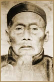 RYU RYU KO (XIE ZHONG XIANG) (1852-1930) Pochádzal z aristokratickej rodiny, tak získal moţnosť učiť sa bojové menia. Bol sa učiť v juţnom SHAOLINE v provincii FUJIAN.