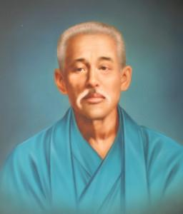 HIGASHIONNA KANRYO (10.3.1853-10.1916) Narodil sa v NISHUMURA - v NAHA. Uţ v 10 rokoch pracoval u svojho otca, bol mimoriadne silný a ako 14 ročný bol tradičným ceremoniálom prijatý medzi dospelých.