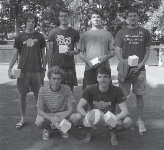 Lépe si vedli zkušenější Choceňští, kteří nakonec brali druhé místo, zatímco domácí pořadatelé skončili třetí. Tenis PRÁZDNINY S TENISEM 2014 První červencový týden patřil choceňský tenisový areál 3.