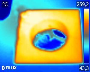 Vzorky byly po vyřezání vyfotografovány také termokamerou, aby bylo možné zachytit rozdíl ve vývinu tepla na dílci se širokým řezem a bez širokého řezu.