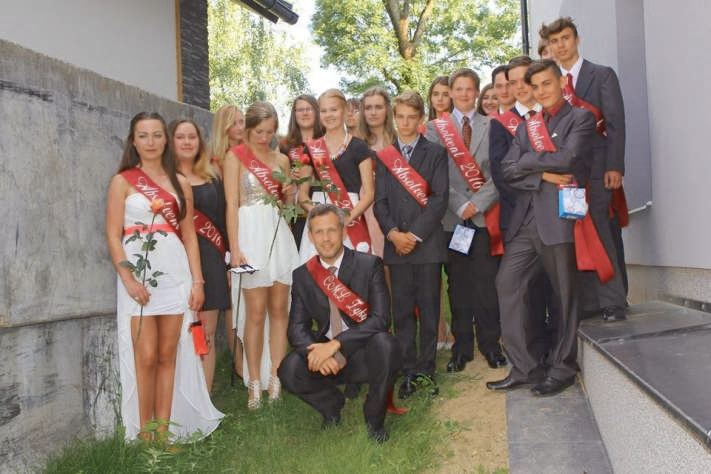 Děkujeme panu Petrovi Kučákovi za pomoc při sázení a za vypůjčení nářadí. žáci z Bělé p. Pradědem Ve středu 29. 6. 201 6 nastal pro naše deváťáky slavnostní okamžik.