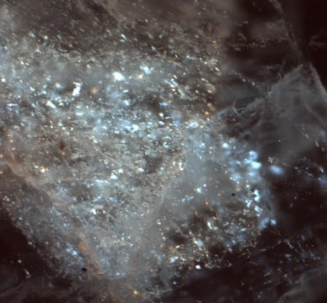 Vzorek: BA-22 Makropopis: Strmě ukloněná kalcitová žíla o mocnosti kolem 2 cm, prostupující horninou napříč několika vrstvami. Mikropopis: Vzorek je velmi podobný vzorku BA-21.
