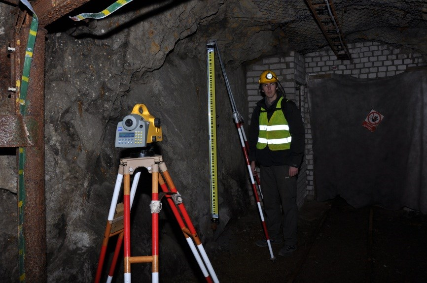 3. MĚŘENÍ 3.4 Měření v podzemí Měření v podzemí začínalo na hlavním výškovém bodě HVB1. Výškově se zaměřovaly body v páteřní štole a v odbočných štolách Čelina západ a Mokrsko západ.