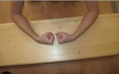 Příloha 5 Cviky při syndromu RSI ZP: Sed mírně roznožný, ruce v pěst na stole Zatnutí